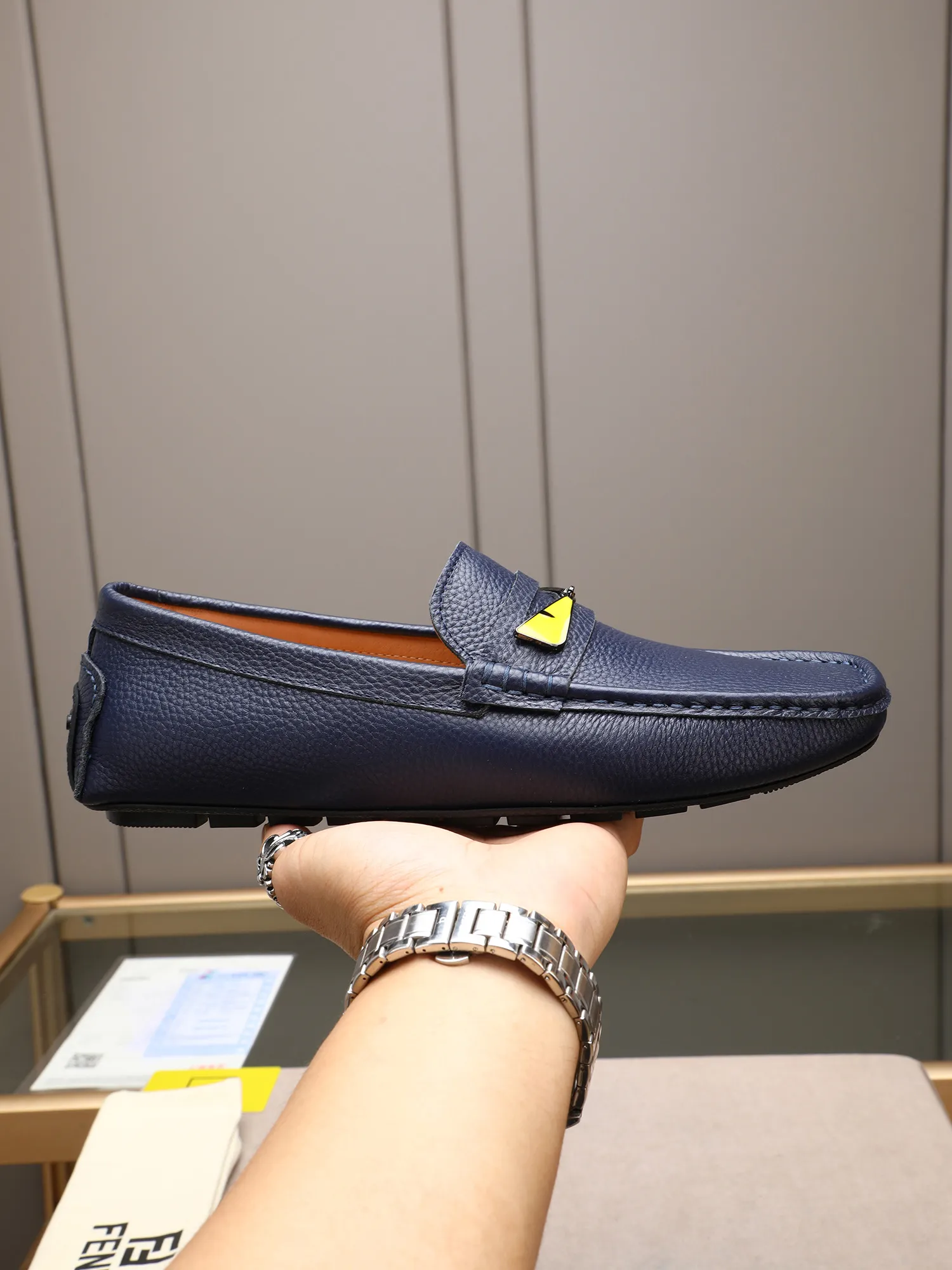 Men's shoes 💰400💰[FENDI] The little monster of Fendi F family, which is popular all over the world, is coming in a big way, the latest color, driving slip-on loafers, avant-garde and versatile fashion men's shoes, bun shoes, bean shoes👌👌👌 Private mold opening, 1:1 reproduction... The upper is made of first-layer cowhide, and the first-layer pigskin lining... is extremely comfortable, fashionable, simple, atmospheric and personalized [color] The side of the shoe is more refined, and the overall effect is handsome [ Turn in a circle][Turn in a circle]💭This hardware monster with eyes is not the popular version on the market🚳🚳Compared with the old model, it is more trendy, eye-catching and more classy🔰This summer, the little monster will subvert the old ideas and share the fashion with you🔱A must-have for fashionistas! Must keep it for yourself! Online outsole, high-end quality workmanship. Color: black, blue, white, red. Matching code: 38-44 (45 46 47 customized) (standard leather shoe size)
